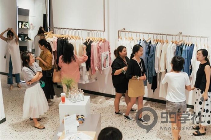 一个新手怎么开服装店?富婆免费送衣服的套路月赚20万-玖儿的学习笔记