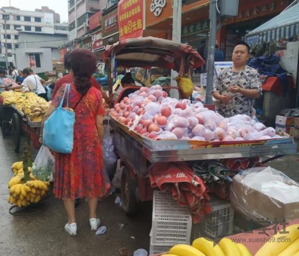 摆地摊做什么小生意好?看河南小伙卖水果如何稳定月赚5万-玖儿的学习笔记