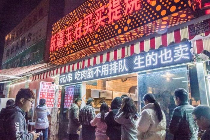 烤肉店怎么经营生意才能火?这个90后老板只用3招竟然击垮了周边同行,太牛了!-玖儿的学习笔记