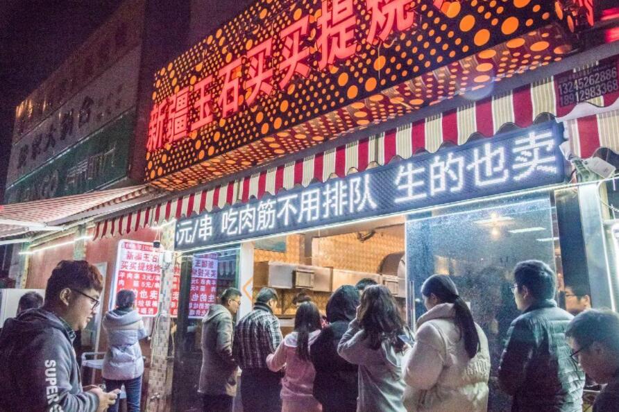 烤肉店怎么经营生意才能火？这个90后老板只用3招竟然击垮了周边同行，太牛了！-玖儿的学习笔记